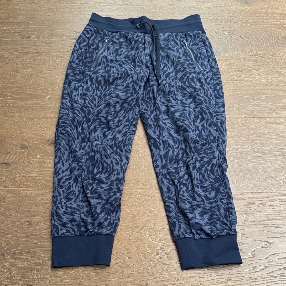 Athleta Trekkie North Printed Crop Jogger Size 4 blue Athleisure Pants - Picture 9 of 9